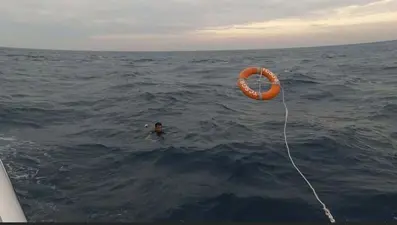 Seferihisar'da kaçak göçmenlerin botları battı: 25'i kurtarıldı, 5'i aranıyor