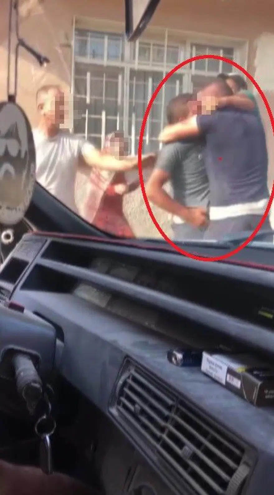 Hatay'da tekmeli yumruklu kavga: Sokak boks ringine döndü! 3