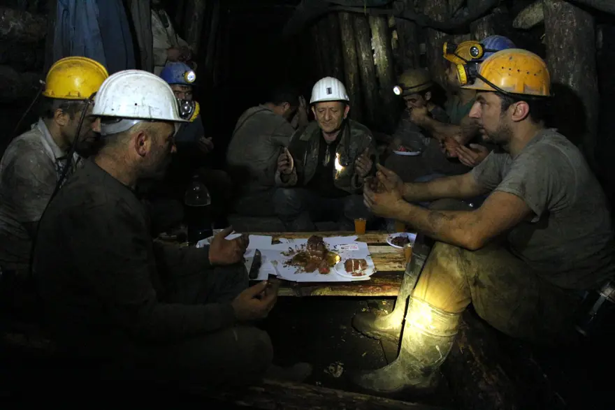 Madenciler, yılbaşını yerin metrelerce altında kutladı Madenciler, yılbaşını yerin metrelerce altında kutladı