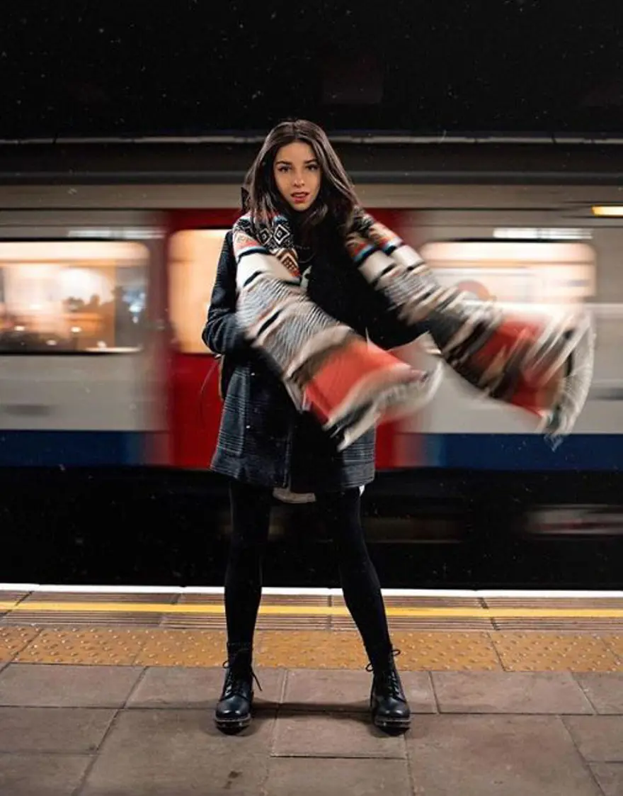 Oyuncu Merve Boluğur otobüste (Toplu taşıma kullanan ünlüler) 24