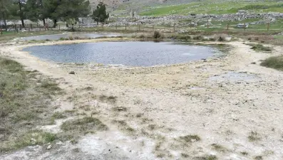 Pamukkale kurudu: Debi düştükçe düşüyor