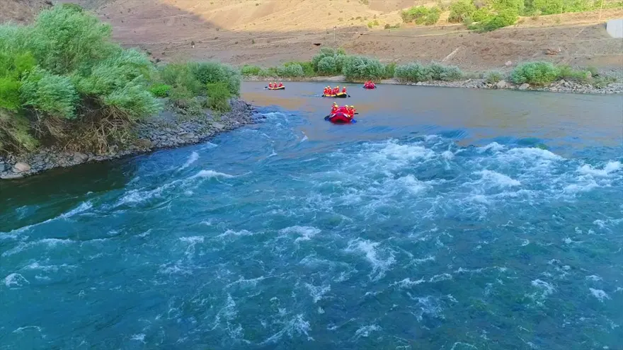 Elazığ'da Murat Nehri'nde rafting heyecanı 10 Elazığ'da Murat Nehri'nde rafting heyecanı 10