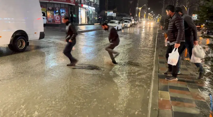 Yüksekova'da caddeler göle döndü 2 Yüksekova'da caddeler göle döndü 2