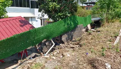 Hatay'da kuvvetli sağanak: Bahçe duvarı yıkıldı