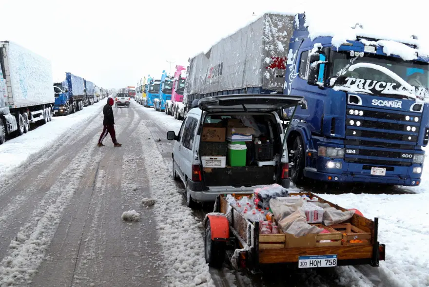 Kar fırtınası esareti: Binlerce araç sınırda mahsur kaldı 1