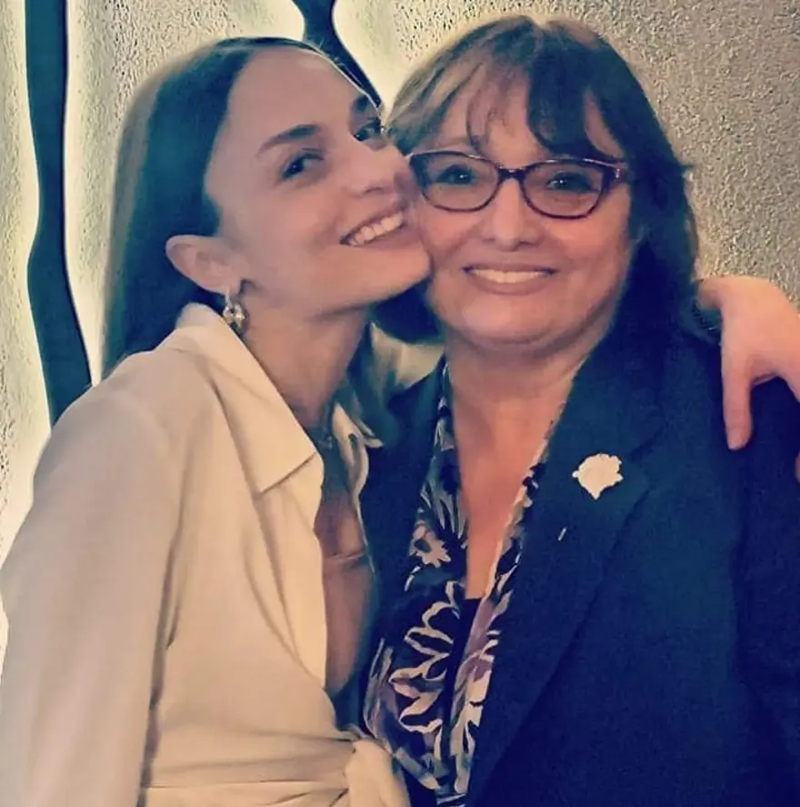 Annesinin vefatıyla sarsılan Nilperi Şahinkaya'dan aile pozları 1 Annesinin vefatıyla sarsılan Nilperi Şahinkaya'dan aile pozları 1