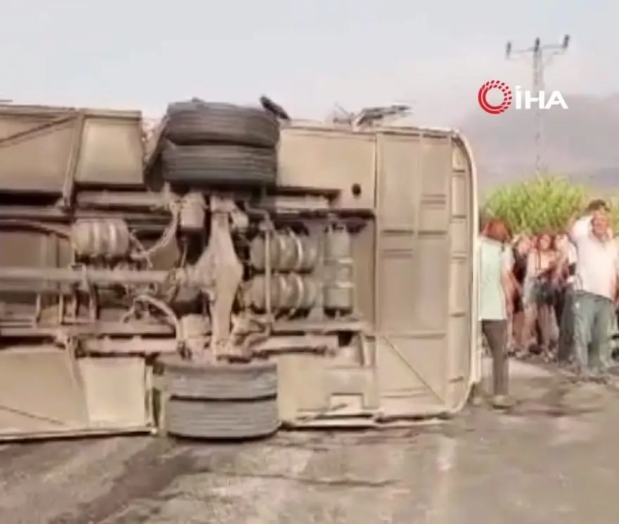 Mersin'de otobüs karşı şeride geçti: 2 ölü, 35 yaralı 3