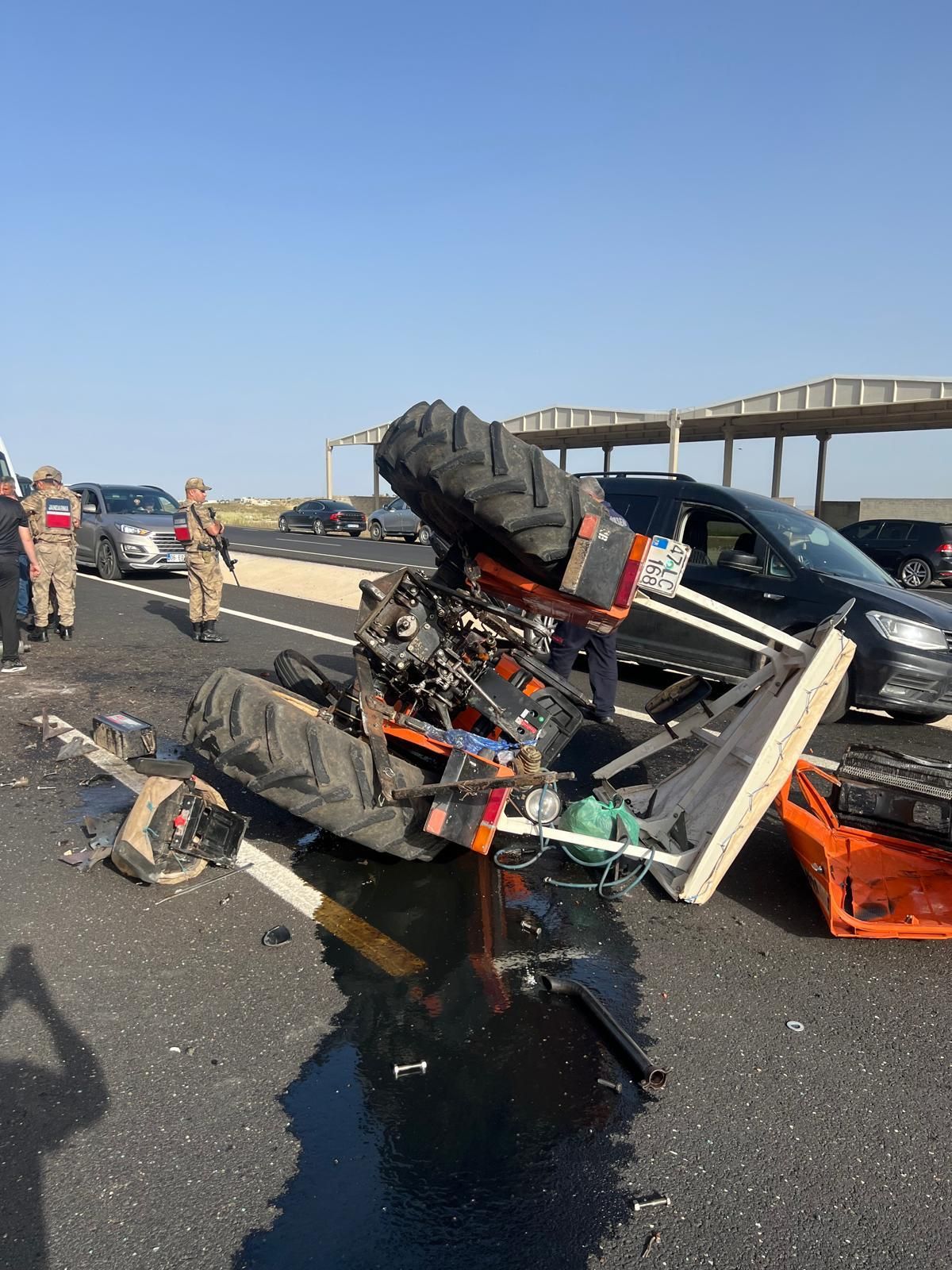 Otomobil ve traktörün çarpışması sonucu 3 kişi yaralandı