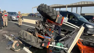 Otomobil ve traktörün çarpışması sonucu 3 kişi yaralandı