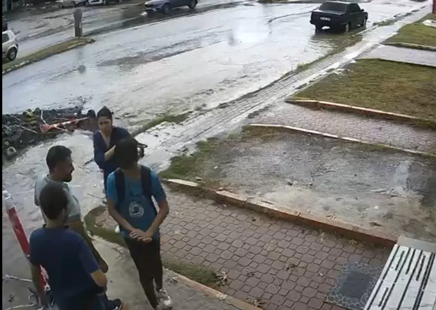 Lise öğrencisi, bisikletiyle iki metrelik çukura düştü 6