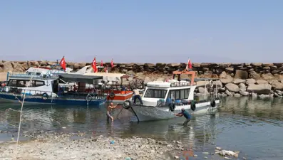 Van Gölü'nün su seviyesi düşünce balıkçı tekneleri karaya oturdu