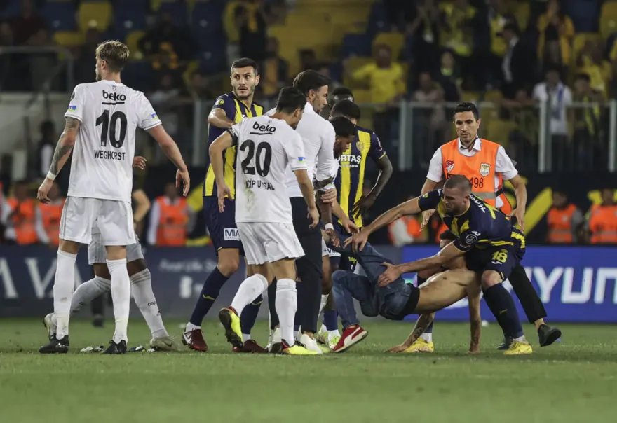 Ankaragücülü taraftar Beşiktaşlı futbolculara saldırdı: Beşiktaş yönetimi, Souza'nın kırmızı kartının iptalini istiyor 2