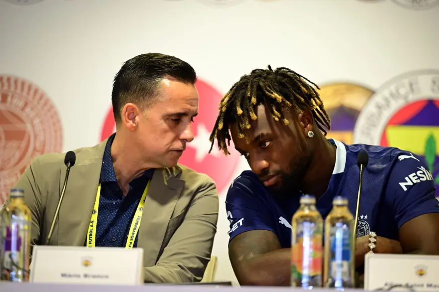 Fenerbahçe'de 5'i yeni transfer, 7 futbolcu için imza töreni düzenlendi 3 Fenerbahçe'de 5'i yeni transfer, 7 futbolcu için imza töreni düzenlendi 3