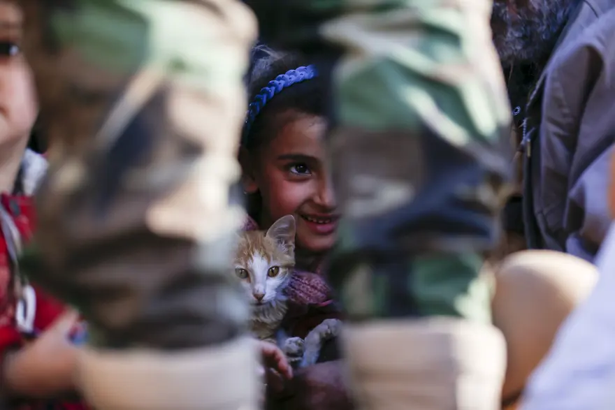 Savaştan minik kedisiyle kaçtı 4