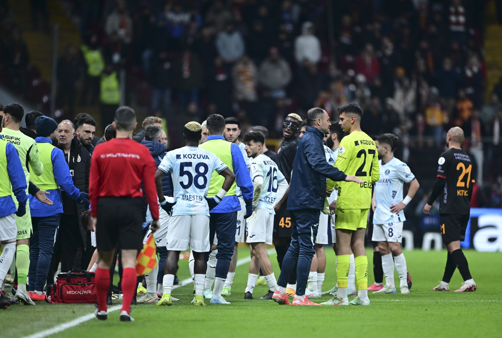 Adana Demirspor, Galatasaray maçında sahadan çekildi: Mücadele tatil edildi!