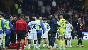 Adana Demirspor, Galatasaray maçında sahadan çekildi: Mücadele tatil edildi! Adana Demirspor, Galatasaray maçında sahadan çekildi: Mücadele tatil edildi!