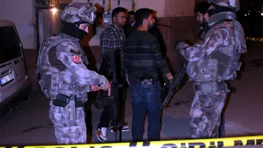 Firari hükümlü, girdiği evdeki aileyi tabancayla rehin aldı