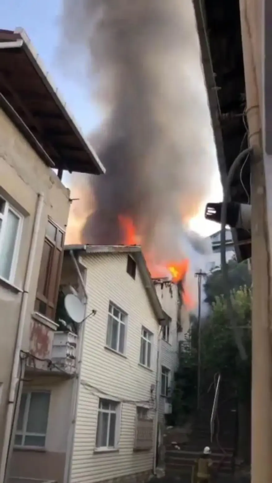 Beykoz’da yangın paniği (Binada başladı, gecekonduyasıçradı) 