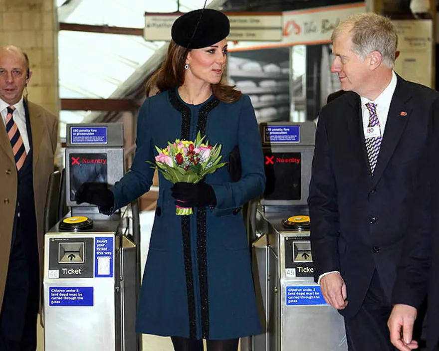 Oyuncu Merve Boluğur otobüste (Toplu taşıma kullanan ünlüler) 73