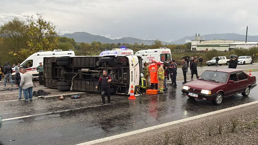 Bartın'da işçi servisi devrildi: Ölü ve yaralılar var 1
