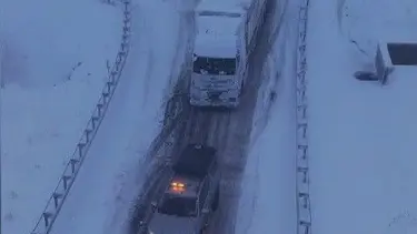 Yolda kalan TIR, off-road aracı ile kurtarıldı