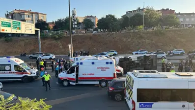 Ümraniye TEM'de servis aracı devrildi: 8 yaralı