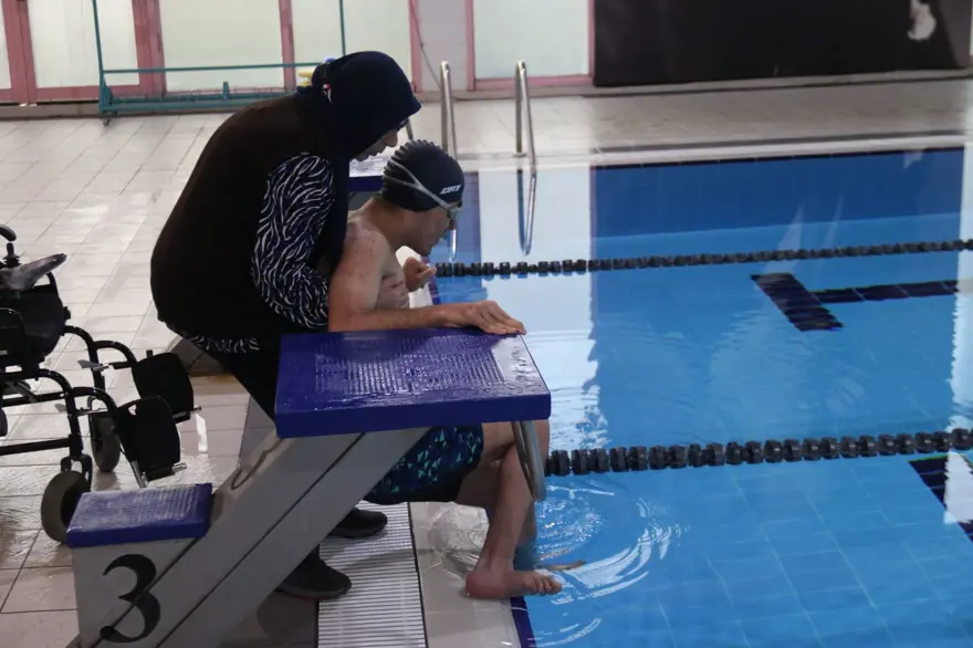 57 yaşındaki fedakar anne: 21 yıldır serebral palsi hastası oğlunu şampiyonluklara taşıyor 7