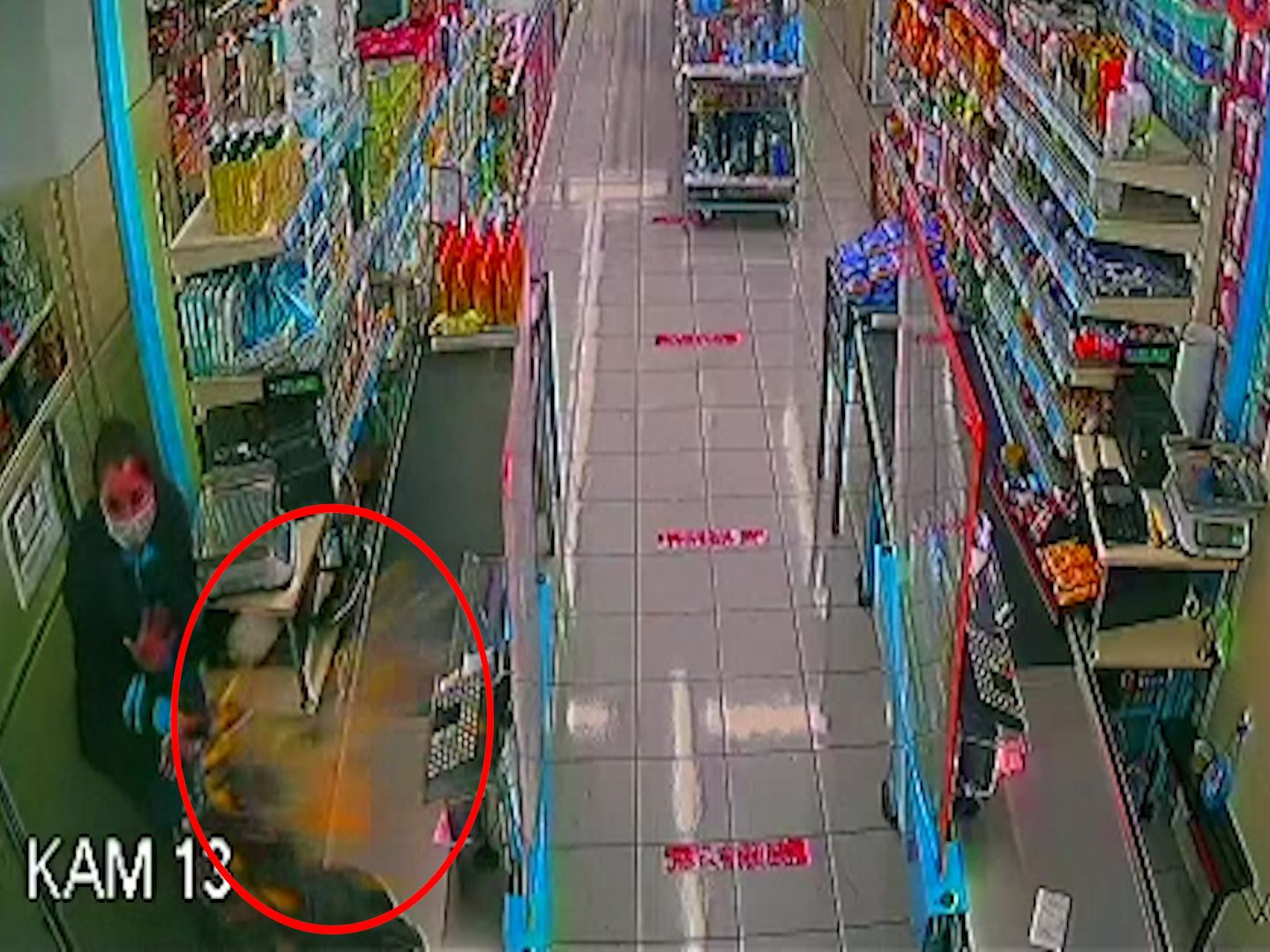 Bıçaklı gaspçıyı turşu kavanozuyla durdurdu