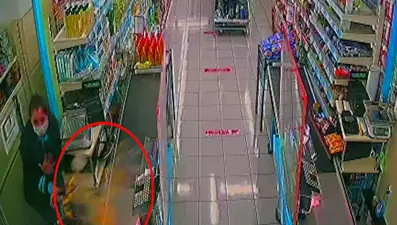 Bıçaklı gaspçıyı turşu kavanozuyla durdurdu