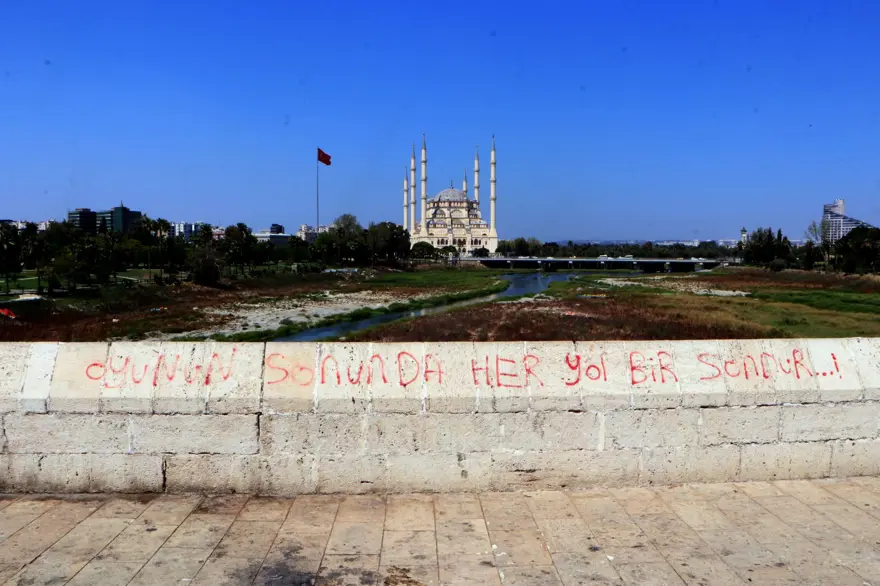 16 asırlık Taşköprü'nün sprey boya çilesi bitmiyor 6