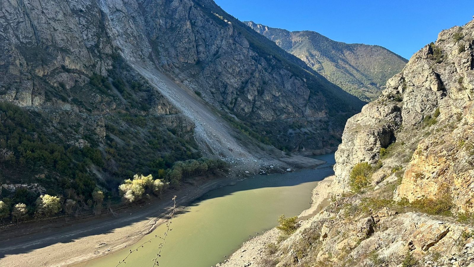 Korku dolu anlar: Yamaçtan kayalar koptu, okul tatil edildi