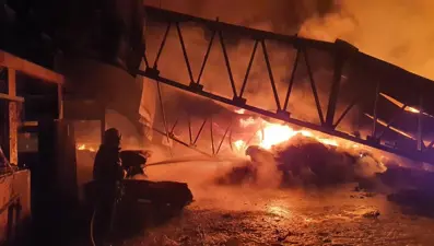 Manisa’da halı fabrikası alev alev yandı