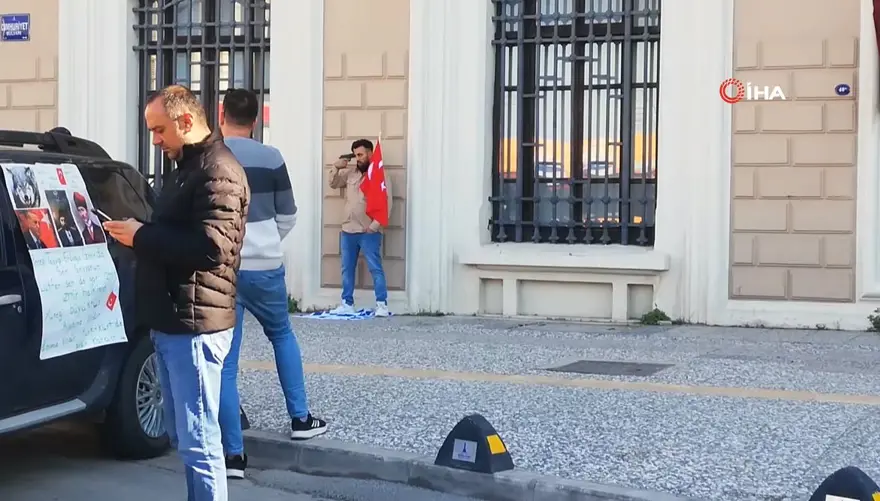 İzmir’de İsrail protestosu | Elinde bayrakla başına silahdayadı 2 İzmir’de İsrail protestosu | Elinde bayrakla başına silahdayadı 2