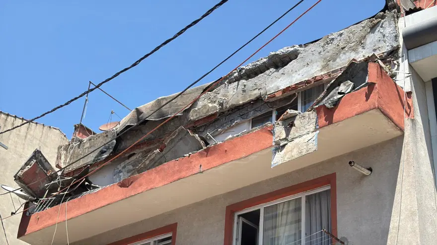 Kağıthane'de üç katlı binanın balkonu çöktü Kağıthane'de üç katlı binanın balkonu çöktü