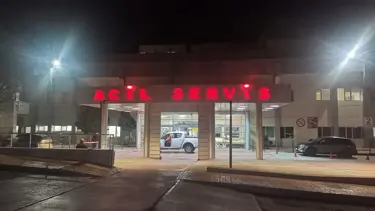 Refakat ettiği arkadaşına acilde dehşeti yaşattı: Boynundan bıçakladı