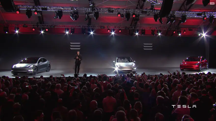 Tesla Model 3 görücüye çıktı 33