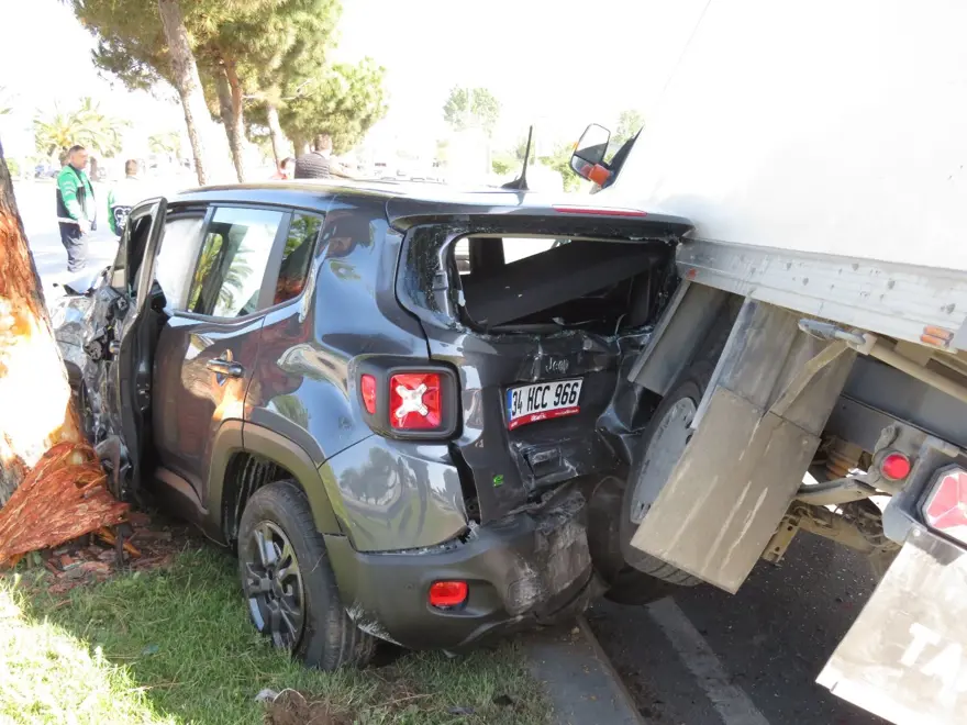 İstanbul’da sahil yolunu kilitleyen kaza: 1 yaralı İstanbul’da sahil yolunu kilitleyen kaza: 1 yaralı