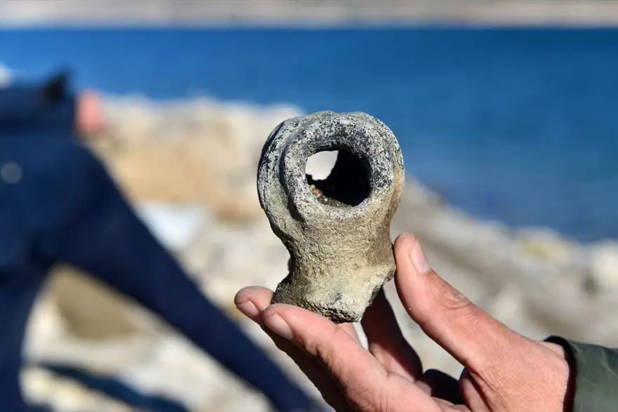 Keban Baraj Gölü'nde suyun çekilmesiyle tarihi höyükler de gün yüzüne çıktı 12