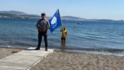 İzmir'de Aliağa Polis Plajı'na mavi bayrak asıldı