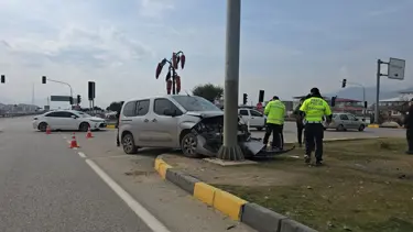 Gaziantep'te otomobil ile hafif ticari araç çarpıştı: 2 yaralı