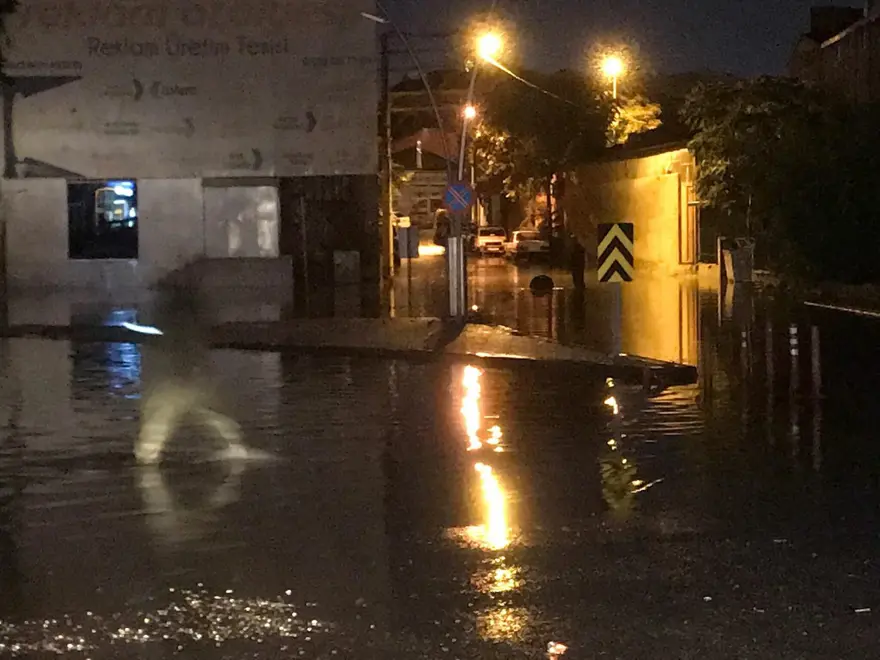 Uşak'ta sağanak: Yollar göle döndü, evleri su bastı 5