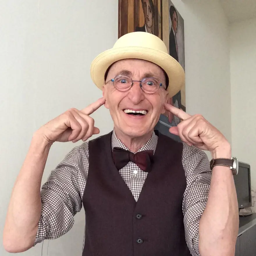 Tarzıyla gençlere taş çıkartıyor 24