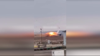 Kazakistan'da yolcu uçağın düşme anı