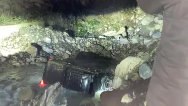 Düzce’de yayladan dönen araç dereye uçtu: 3 yaralı