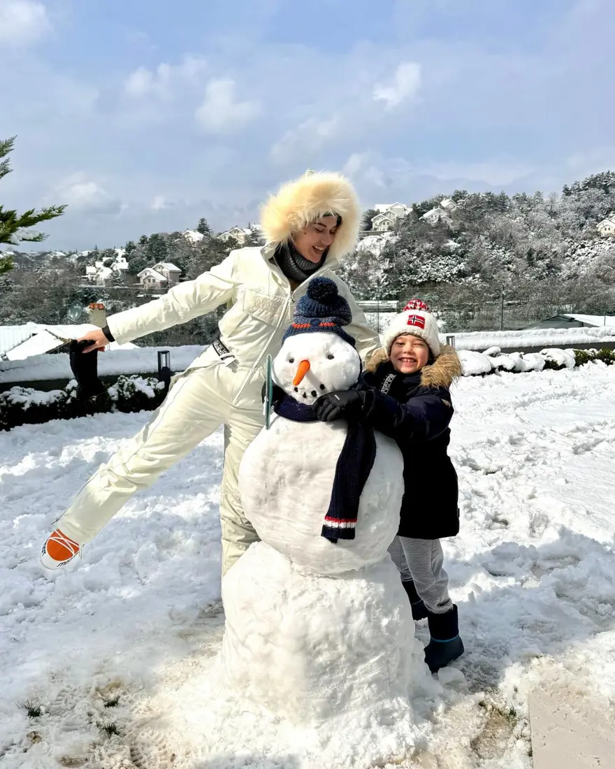 Fahriye Evcen ile Burak Özçivit karın keyfini çıkardı! Aile pozları gündem oldu 5