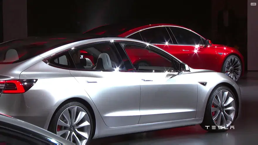 Tesla Model 3 görücüye çıktı 12