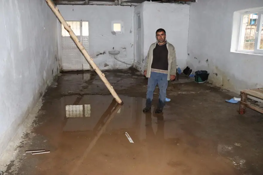 Erzurum'da sel felaketi: Köprü yıkıldı, evleri su bastı 2 Erzurum'da sel felaketi: Köprü yıkıldı, evleri su bastı 2