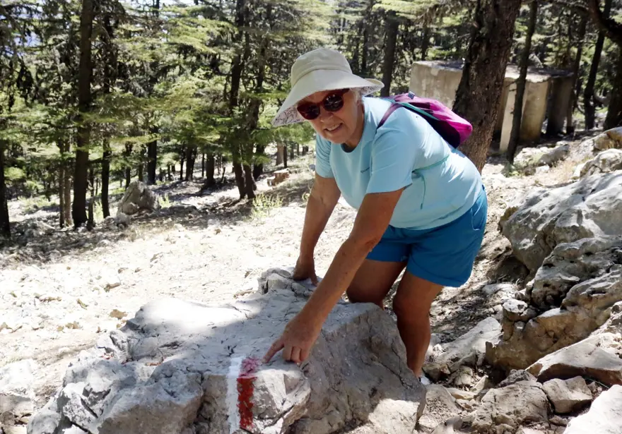 KAYBOLMAMAK İÇİN TAŞLAR KIRMIZI VE BEYAZA BOYANDI 3