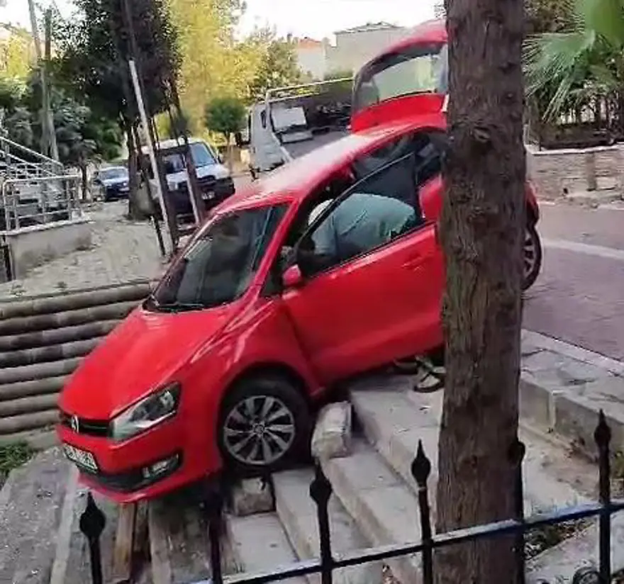 Avcılar'da manevra yaparken merdivenlerde asılı kaldı 