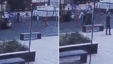 Parkta oynayan 2 küçük çocuğu darbetti